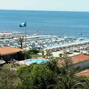 https://hotel-san-carlo-marina-di-pietrasanta.it-tuscanyhotel.com